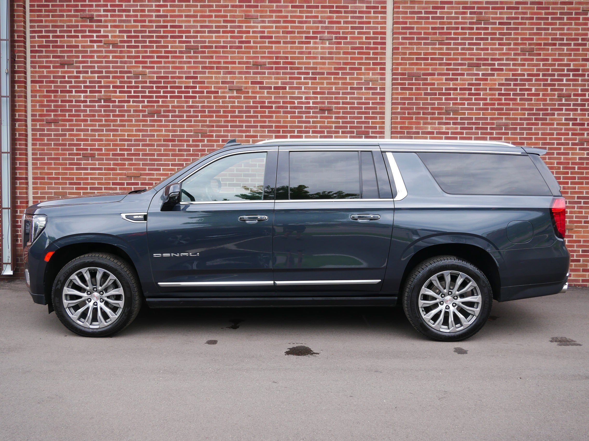 Used 2021 GMC Yukon XL Denali with VIN 1GKS2JKL0MR331036 for sale in Minneapolis, Minnesota