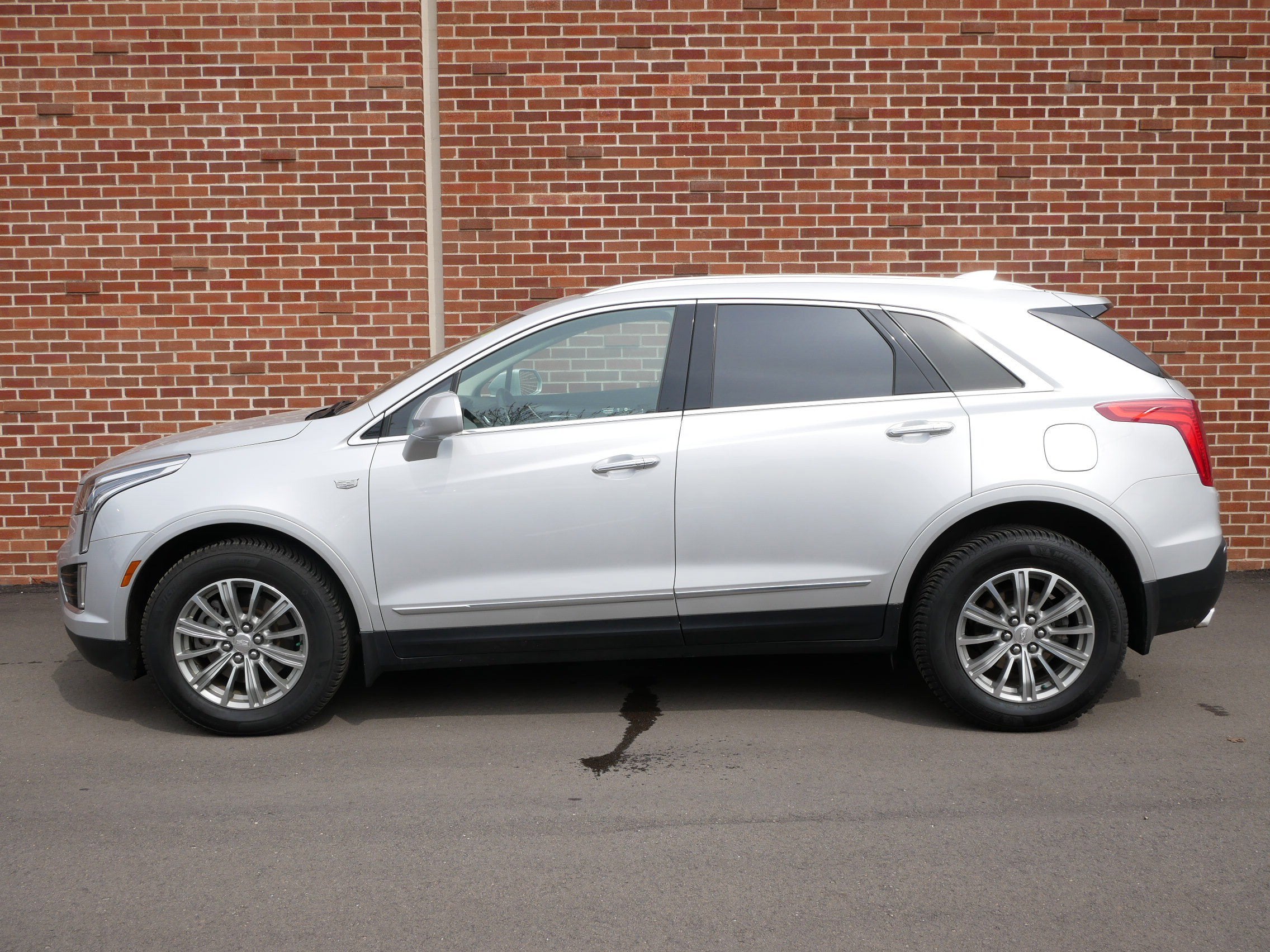 Used 2018 Cadillac XT5 Luxury with VIN 1GYKNDRS6JZ181151 for sale in Minneapolis, Minnesota