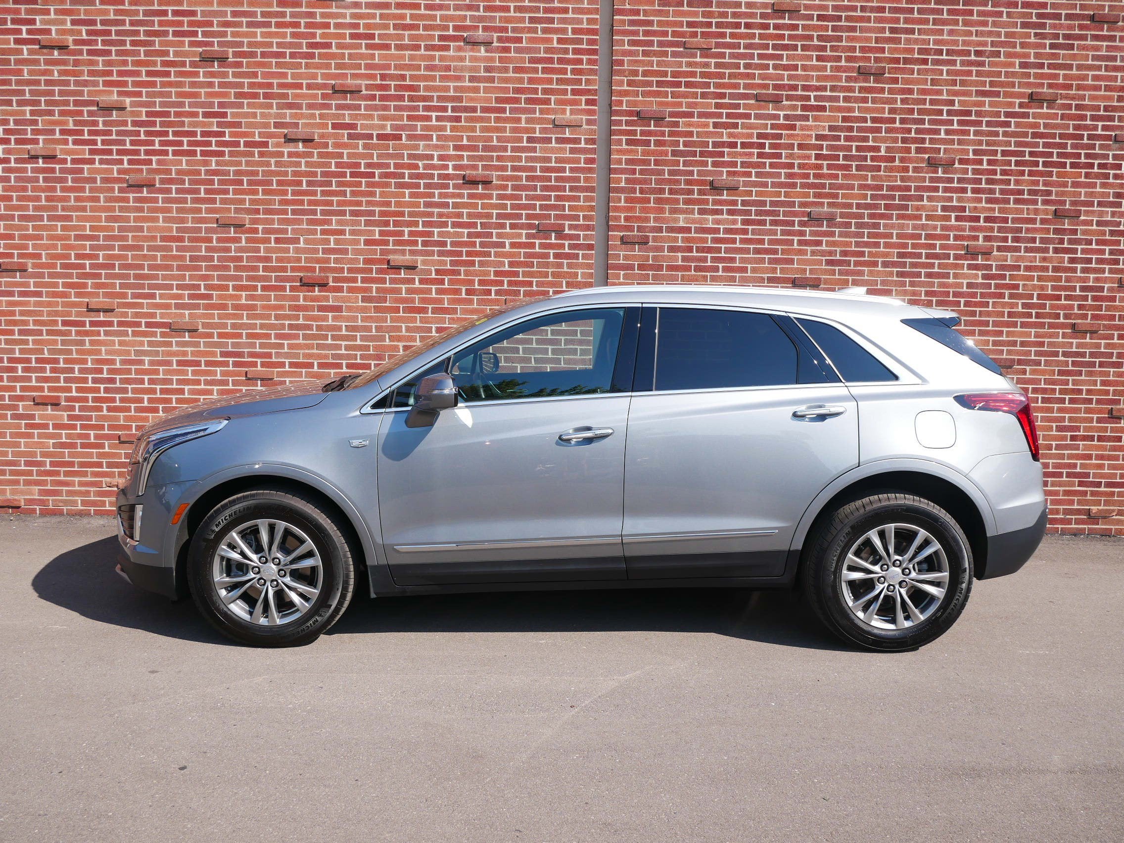 Used 2023 Cadillac XT5 Premium Luxury with VIN 1GYKNDRS8PZ121445 for sale in Minneapolis, Minnesota