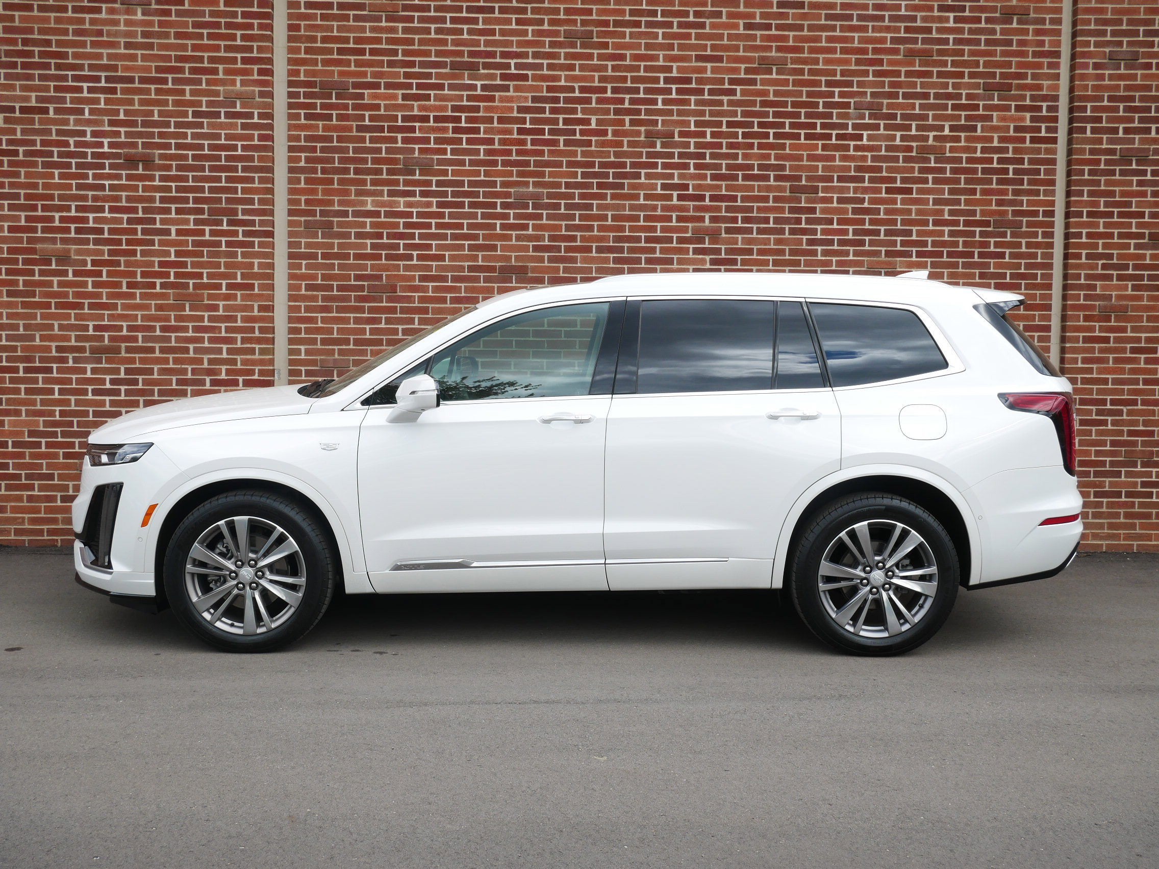 Used 2022 Cadillac XT6 Premium Luxury with VIN 1GYKPDRS7NZ116776 for sale in Minneapolis, Minnesota