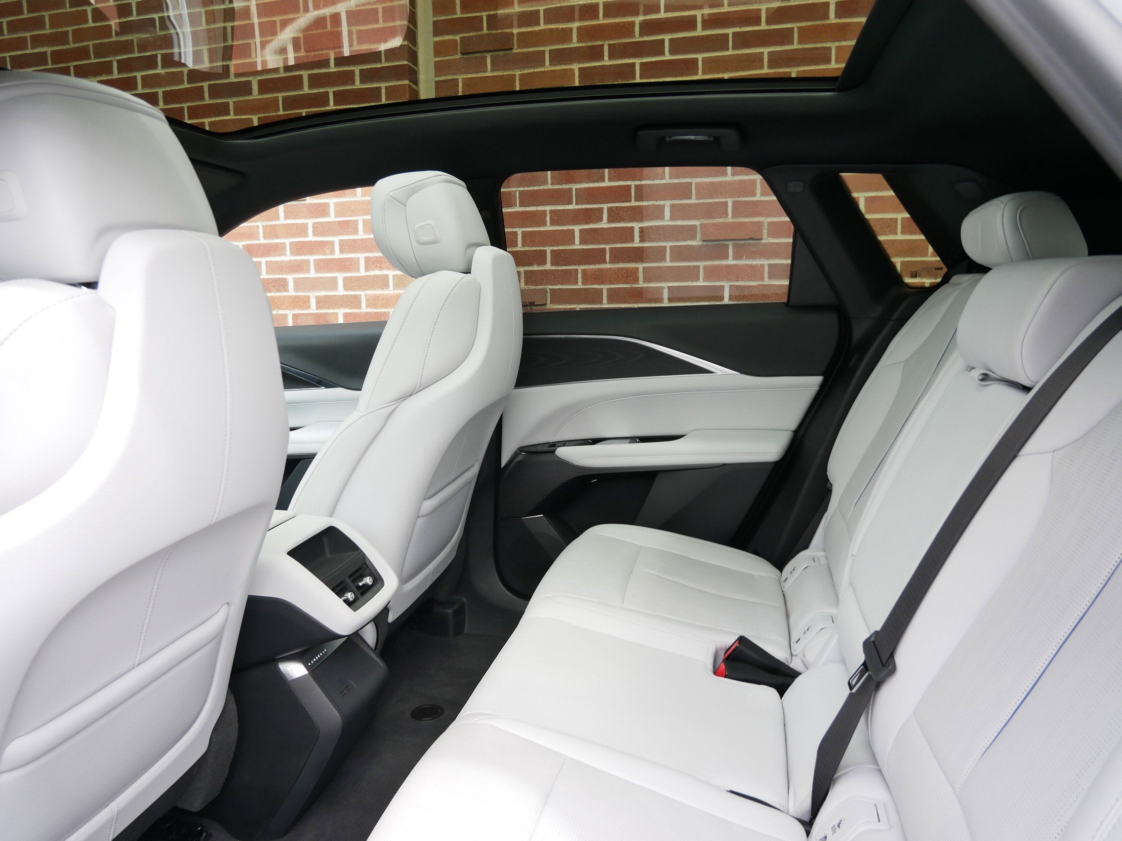 2024 Cadillac LYRIQ Luxury 1