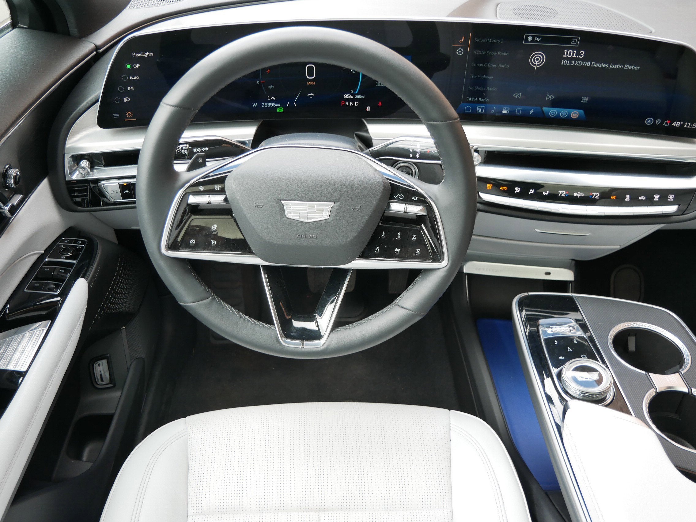 2024 Cadillac LYRIQ Luxury 1
