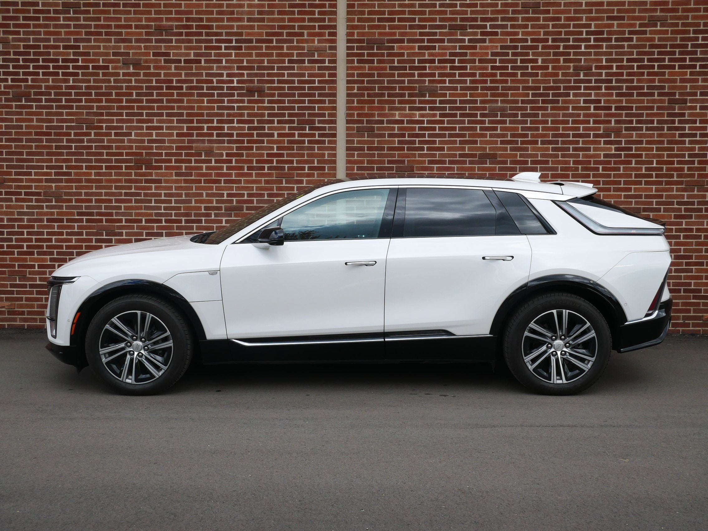 Certified 2024 Cadillac LYRIQ Luxury 1 with VIN 1GYKPPRL5RZ102360 for sale in Minneapolis, Minnesota