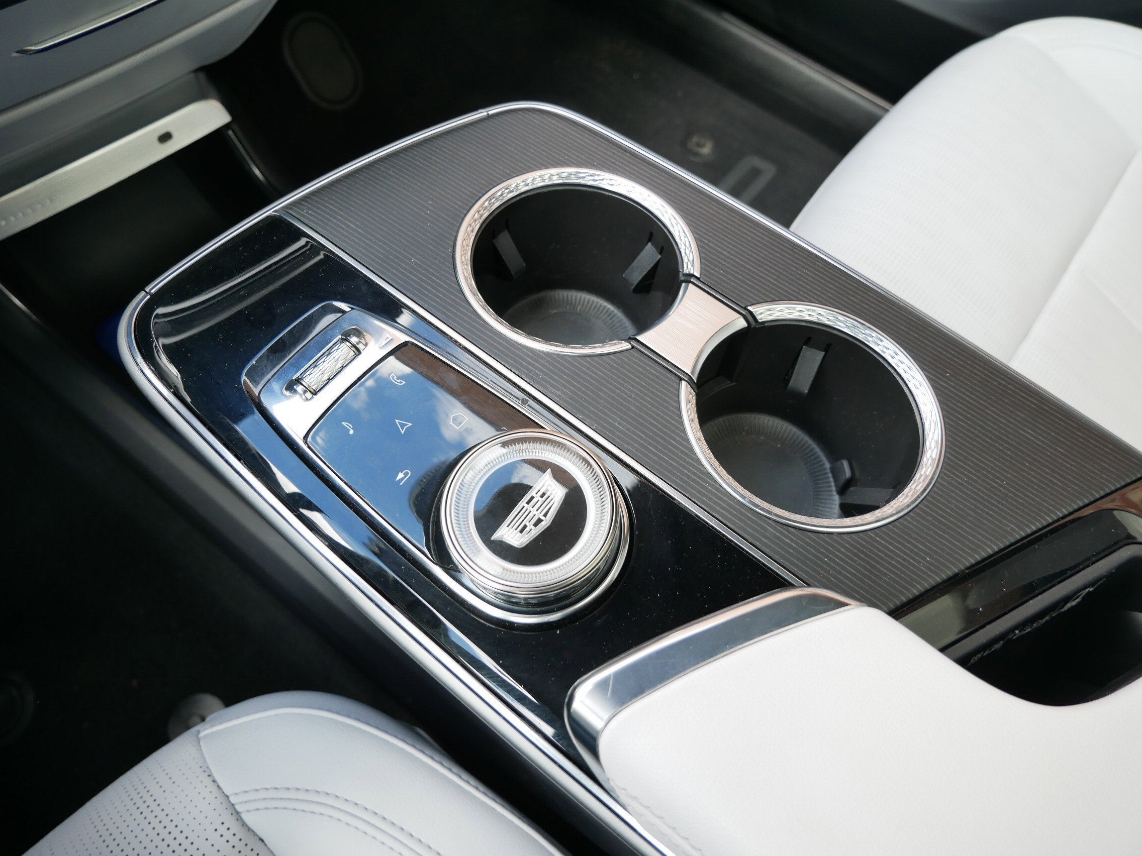 2024 Cadillac LYRIQ Luxury 1