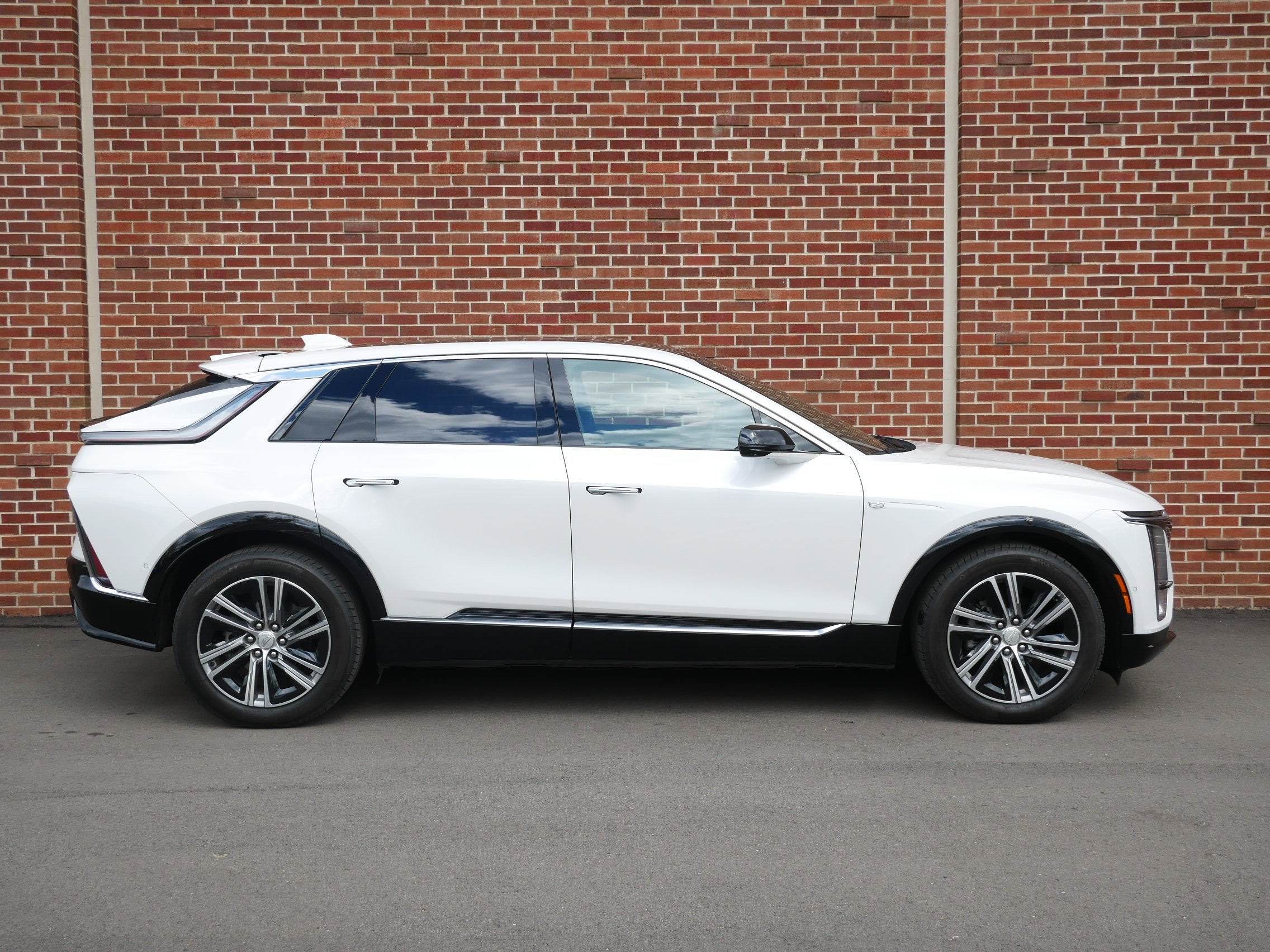 2024 Cadillac LYRIQ Luxury 1