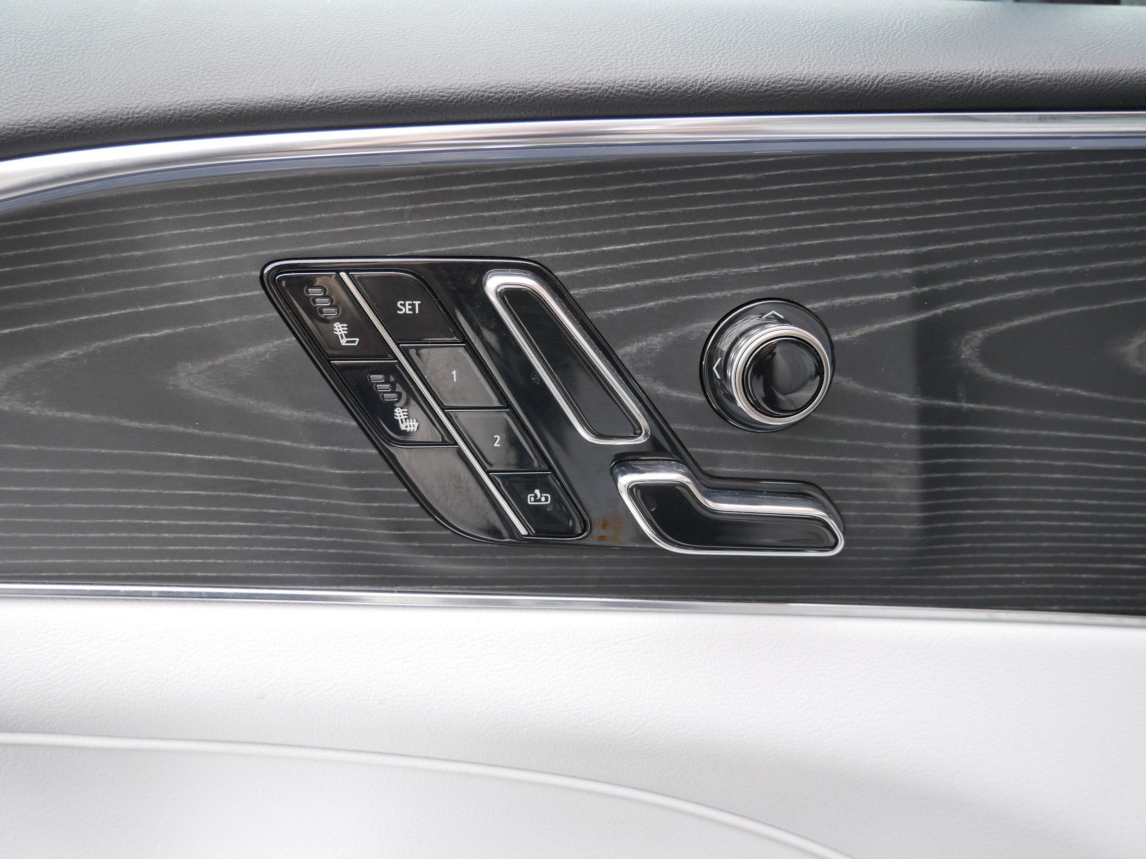 2024 Cadillac LYRIQ Luxury 1