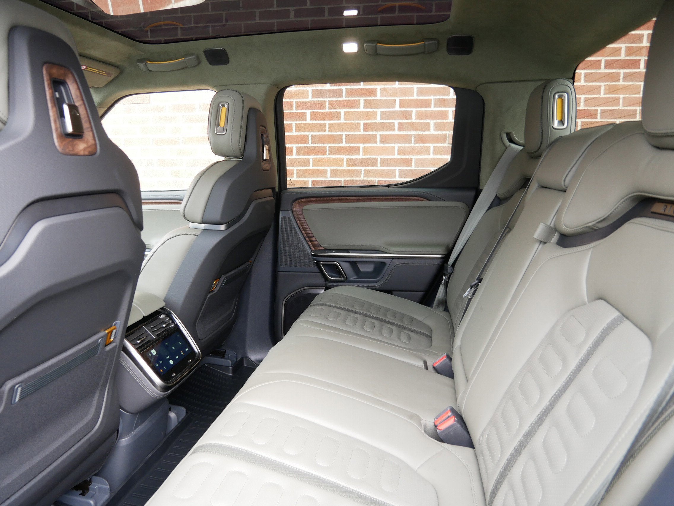 2022 RIVIAN R1T Adventure Package