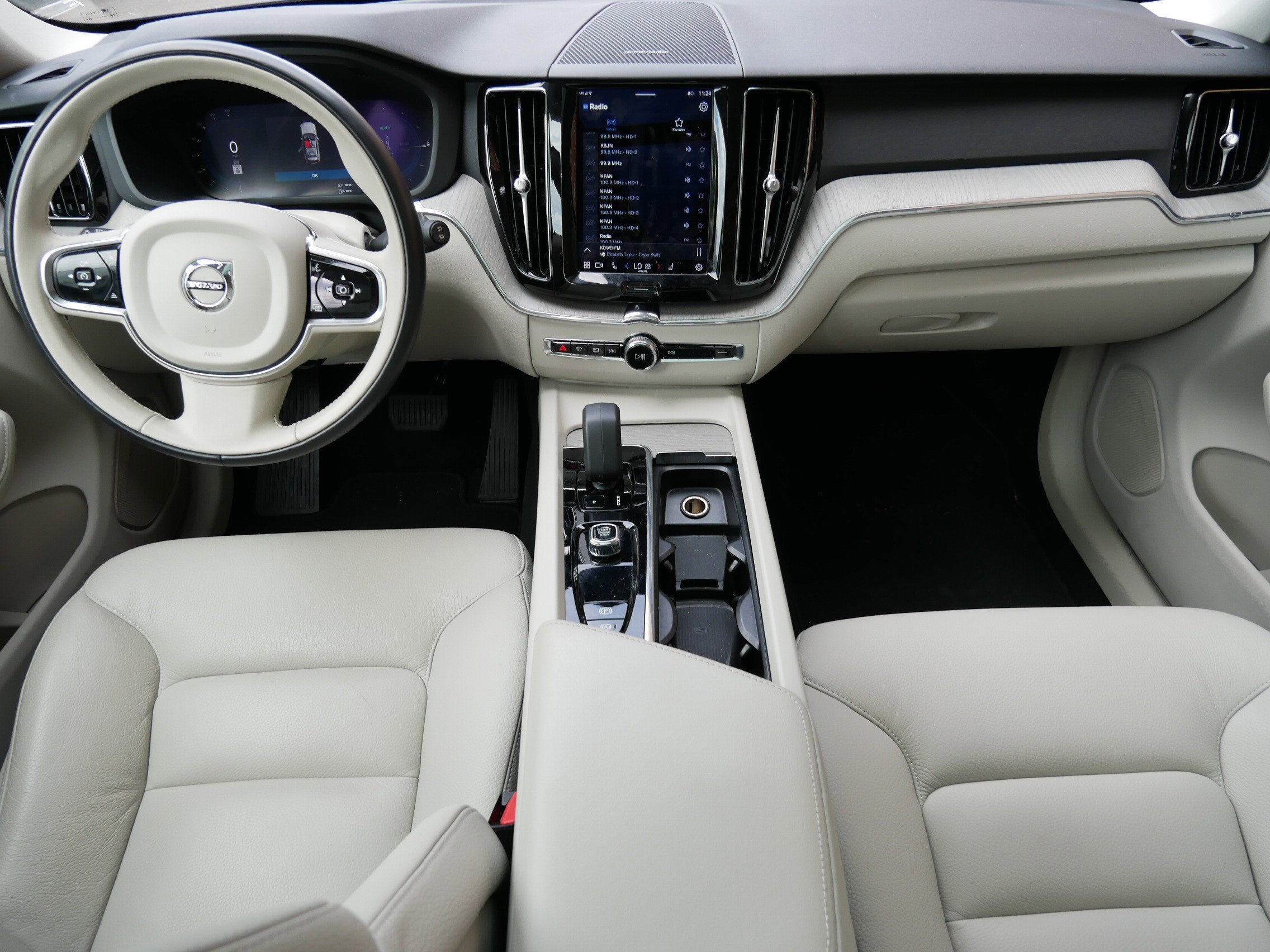 2023 Volvo XC60 Recharge Plug-In Hyb Plus Bright Theme