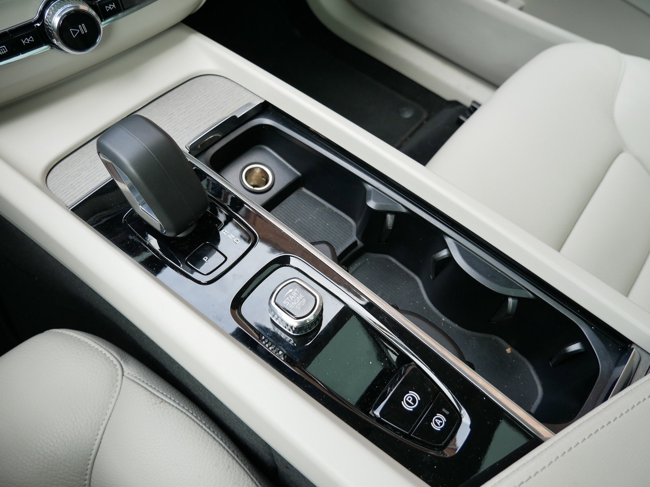 2023 Volvo XC60 Recharge Plug-In Hyb Plus Bright Theme