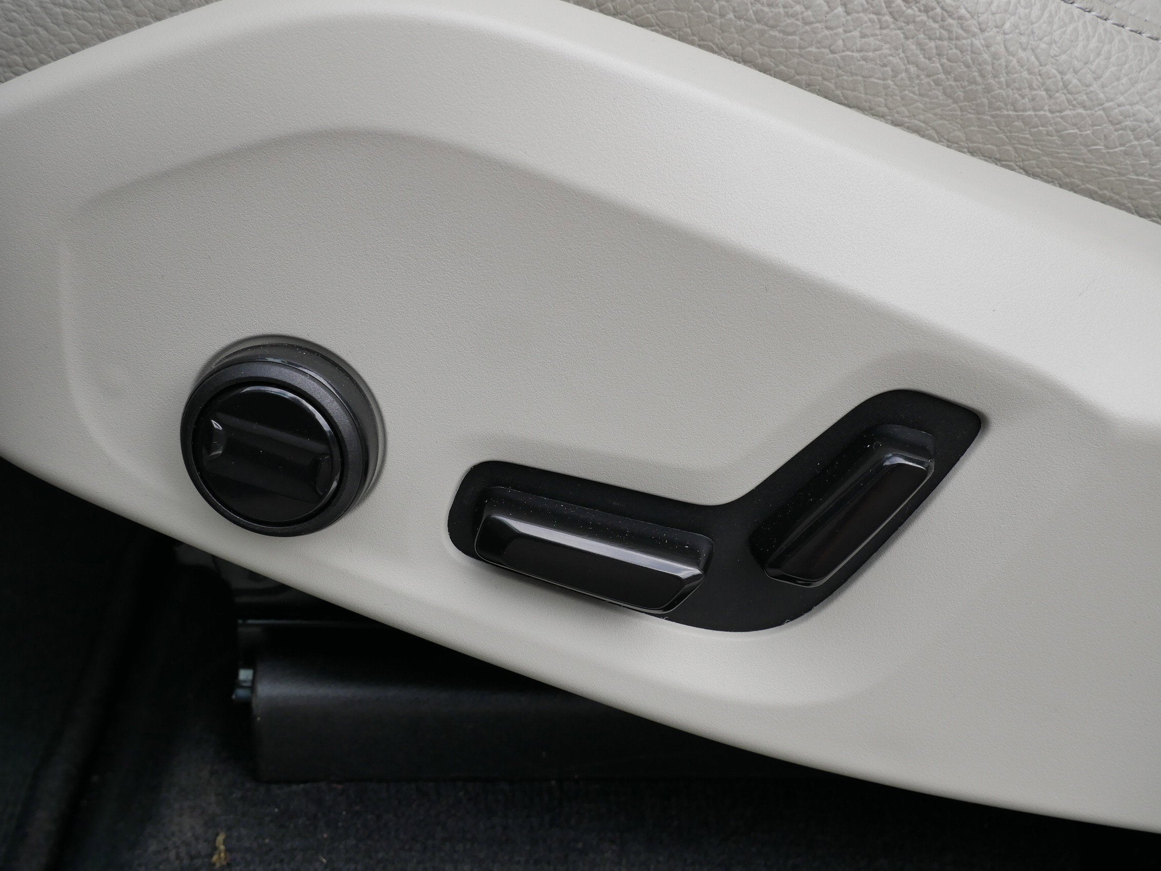 2023 Volvo XC60 Recharge Plug-In Hyb Plus Bright Theme
